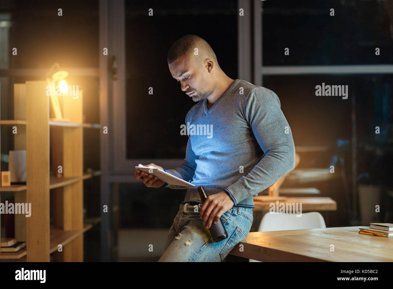 L'homme attentif lecture article tard dans la nuit Banque D'Images