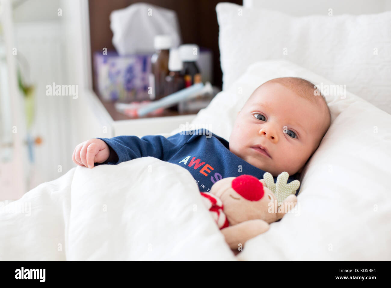 Mignon Bebe Nouveau Ne Garcon Au Lit Avec Fievre Et Froid Photo Stock Alamy
