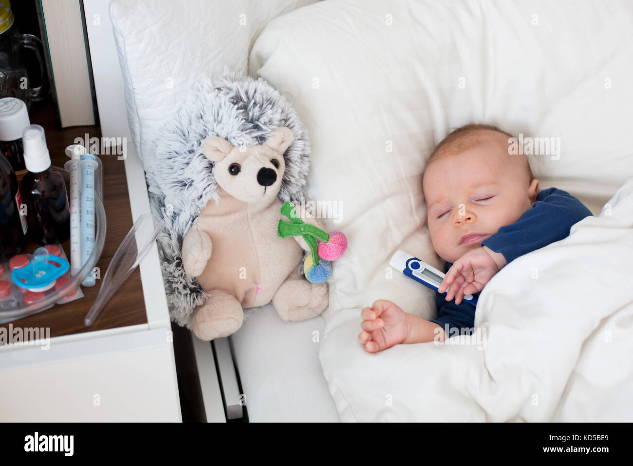 Mignon Bebe Nouveau Ne Garcon Au Lit Avec Fievre Et Froid Photo Stock Alamy Mignon Bebe Nouveau Ne Garcon Au Lit Avec Fievre Et Froid Photo Stock Alamy