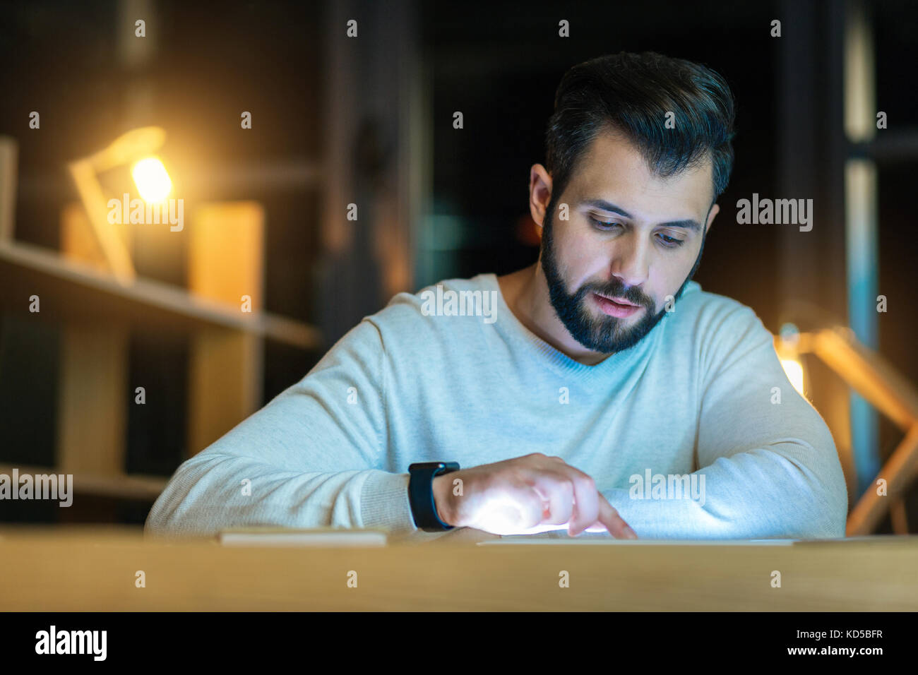 Heureux homme jouant avec tablet Banque D'Images