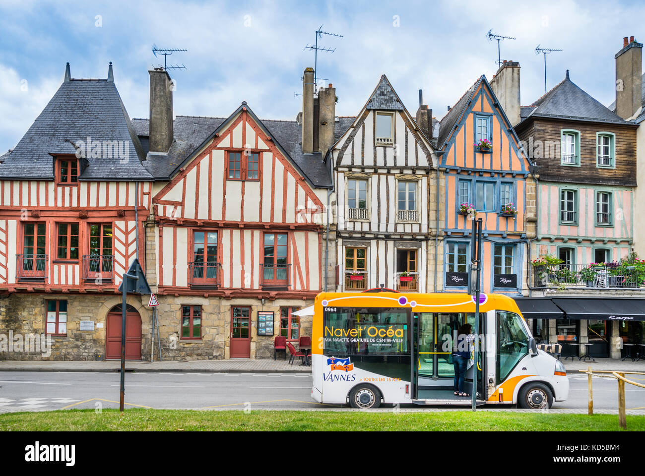 France, Bretagne, Morbihan, Vannes, Vannes navette gratuite sur la toile de couleurs maisons à pans de bois à Rue du Port Banque D'Images