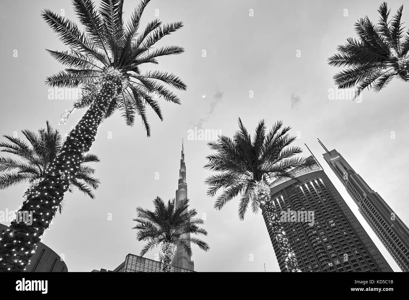 Dubaï, Émirats Arabes Unis - 1 mai 2017 : jusqu'à la vue des palmiers lumineux, Dubai Mall et façade Burj Khalifa au crépuscule. Banque D'Images