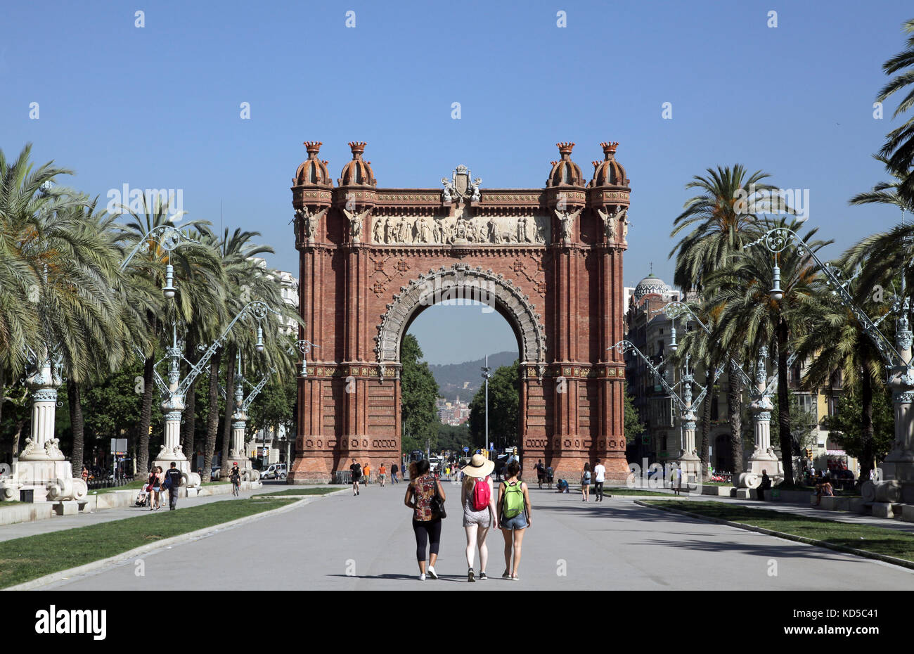 Les touristes à pied de l'Arc de Triomf .Arco de Triunfo.Triumphal Arch in Barcelona Catalunya Espagne Banque D'Images