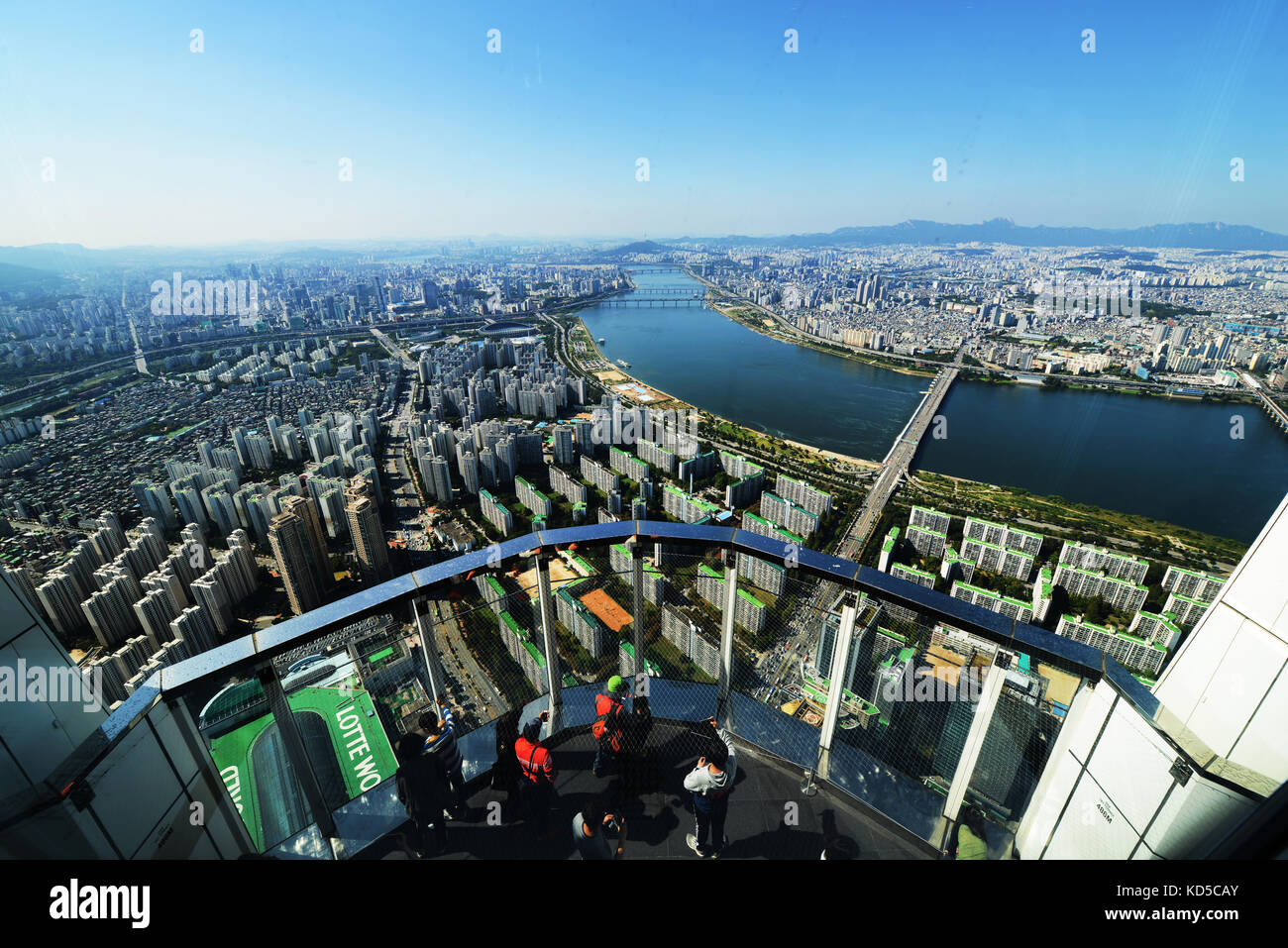 Bénéficiant d'une vue de Séoul à partir du haut de la Lotte World Tour. Banque D'Images