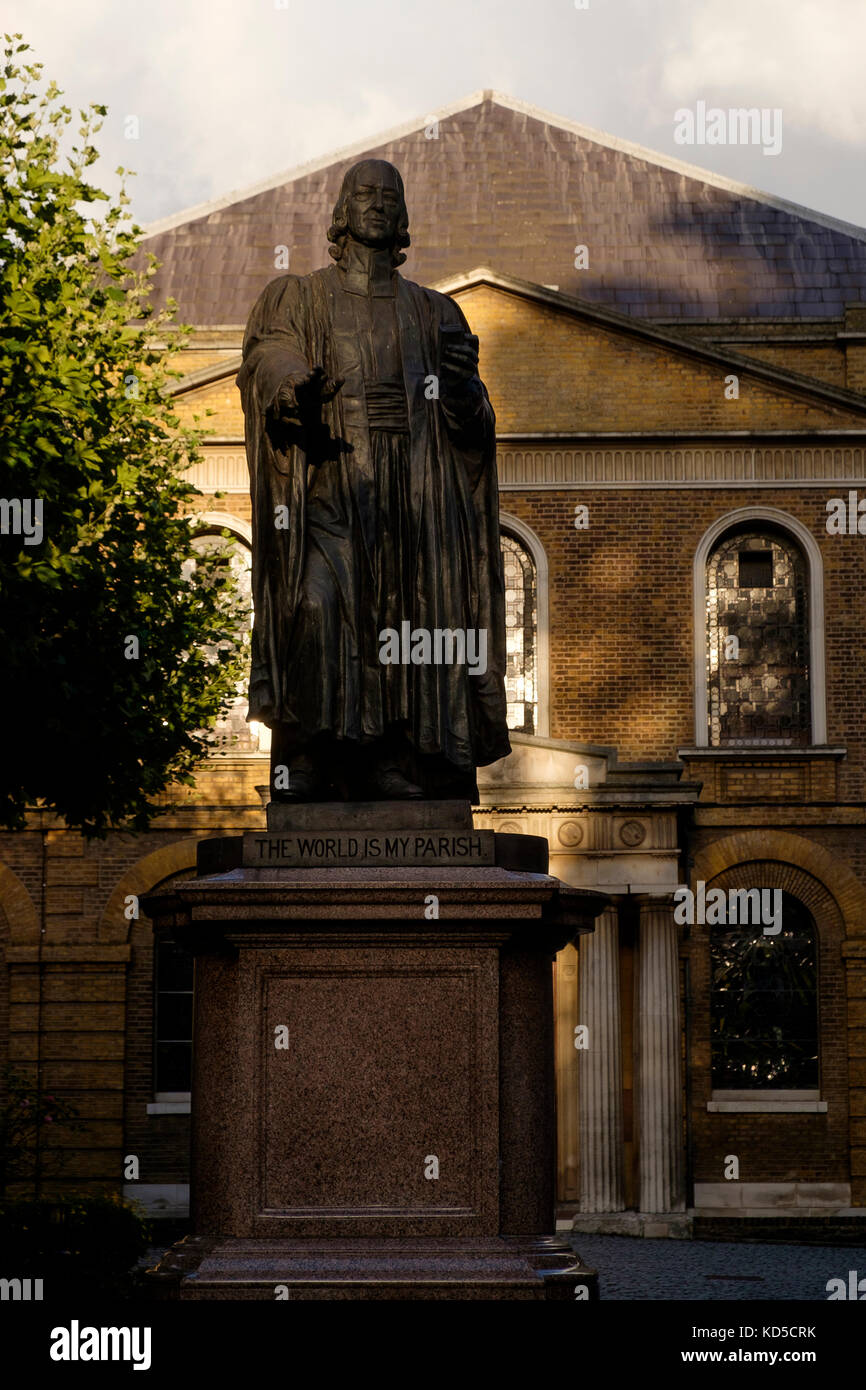 Statue de John Wesley devant la chapelle Wesley et le musée du méthodisme sur City Road, Londres Banque D'Images