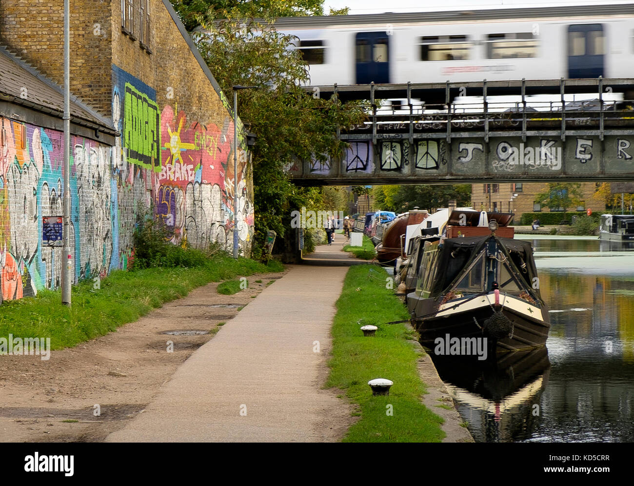 Un train sur la ligne Great Eastern en sortant de Liverpool Street traverse le canal Regents au bout du mile Banque D'Images