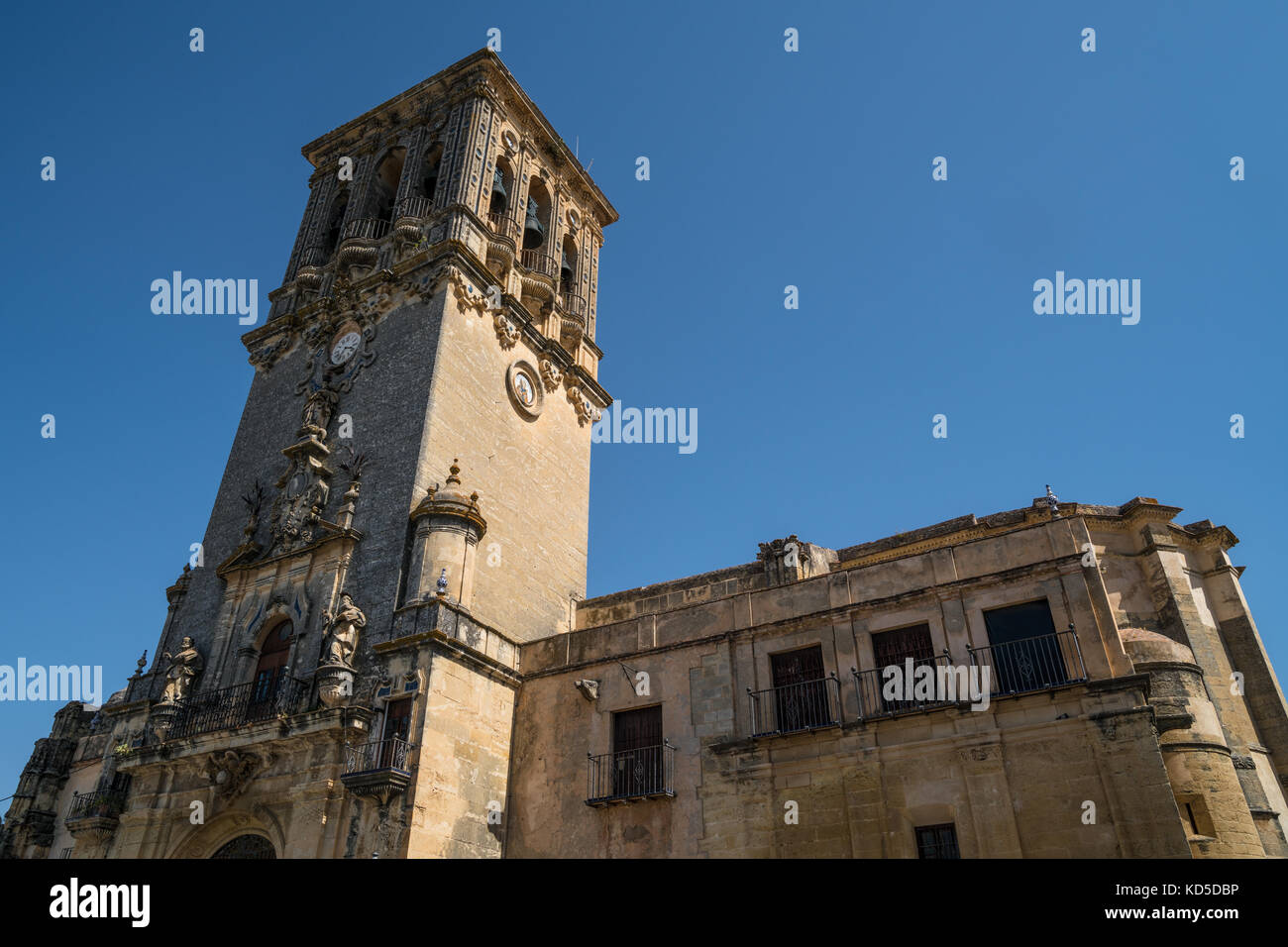 Église de l'Assomption à Arcos de la Frontera, l'un des petits villages blancs d'Andalousie, Espagne Banque D'Images