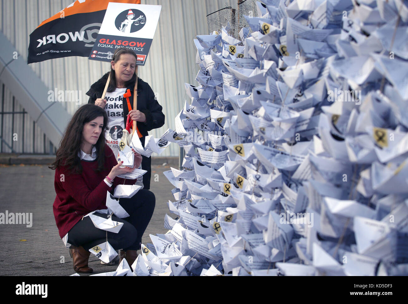 Hazel Nolan (à gauche) et Anne Marie Tracey, membres du GMB en Écosse, avec 2,000 bateaux en papier, fabriqués à partir de copies du manifeste du SNP, alors que le syndicat lance un appel public au nom de 2,000 demandeurs de l'égalité salariale, exhortant le Conseil municipal de Glasgow à faire démarrer les négociations Dès que possible, Lors de la conférence du Parti national écossais au SEC Centre de Glasgow. Banque D'Images
