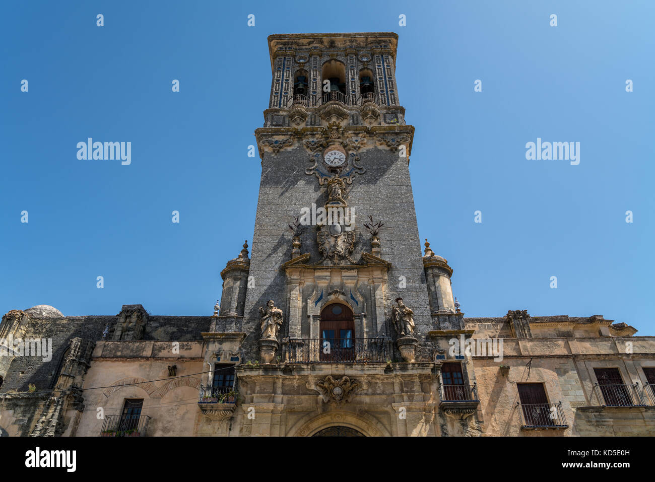 Basílica de Santa María de la Asunción à Arcos de la Frontera, l'un des petits villages blancs d'Andalousie, Espagne Banque D'Images