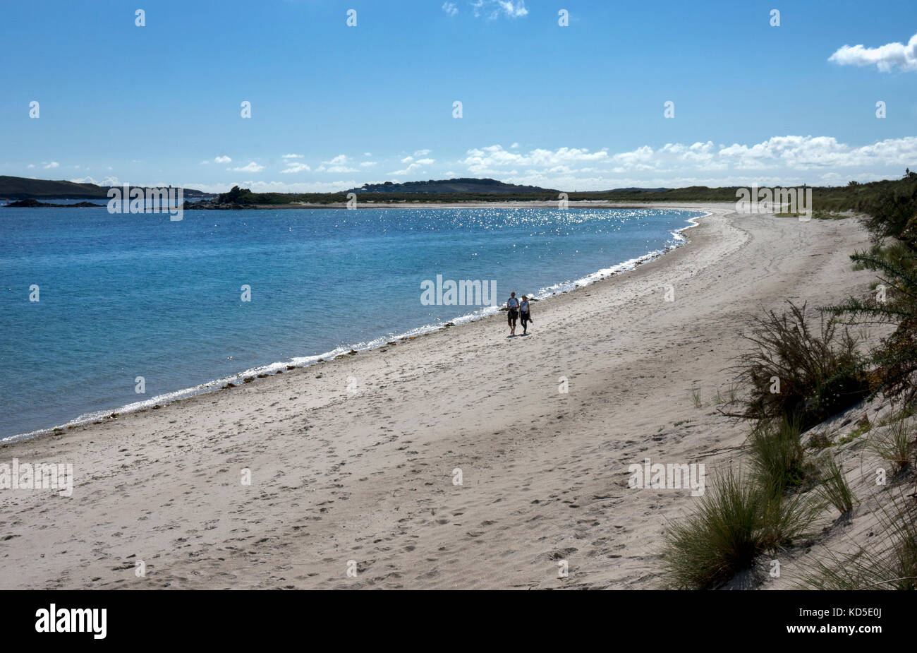 Couple en train de marcher le long pentle bay,tresco,Îles Scilly, Îles britanniques Banque D'Images