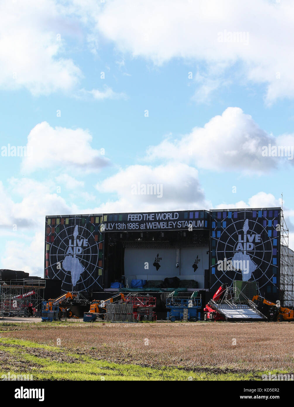 Vues générales de la scène «Live Aid» recréée sur le plateau du biopic «Bohemian Rhapsody» de Freddie Mercury dans un champ dans le Hertfordshire. Avec : Voir où : Hertfordshire, Royaume-Uni quand : 09 Sep 2017 crédit : WENN.com Banque D'Images