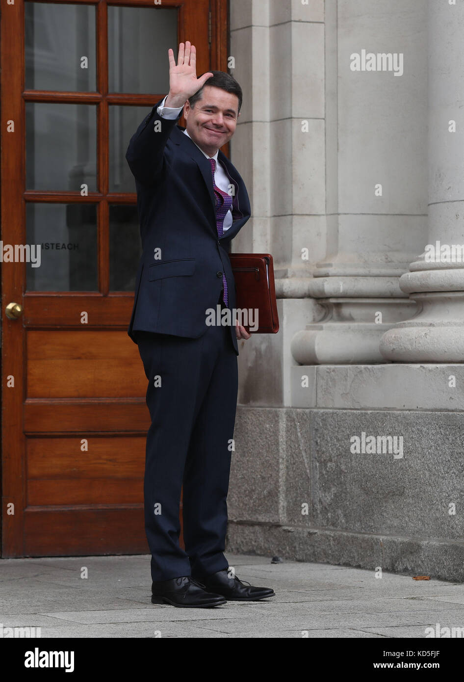 Le ministre des Finances, Paschal Donohoe, est à l'extérieur des édifices gouvernementaux de Dublin avant de prononcer son discours sur le budget. Banque D'Images