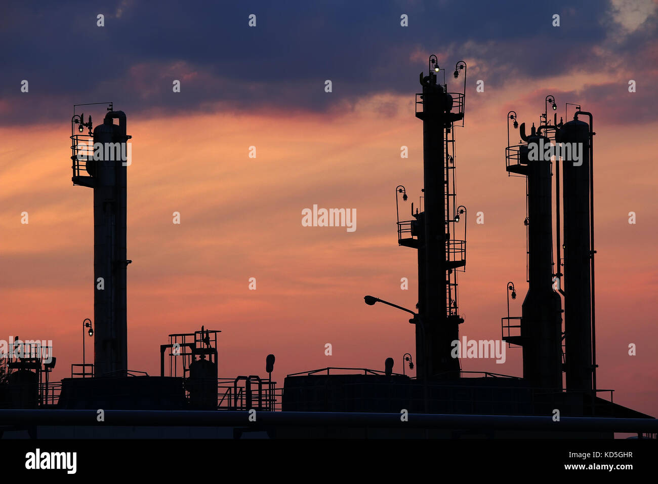 L'usine pétrochimique au crépuscule silhouette Banque D'Images