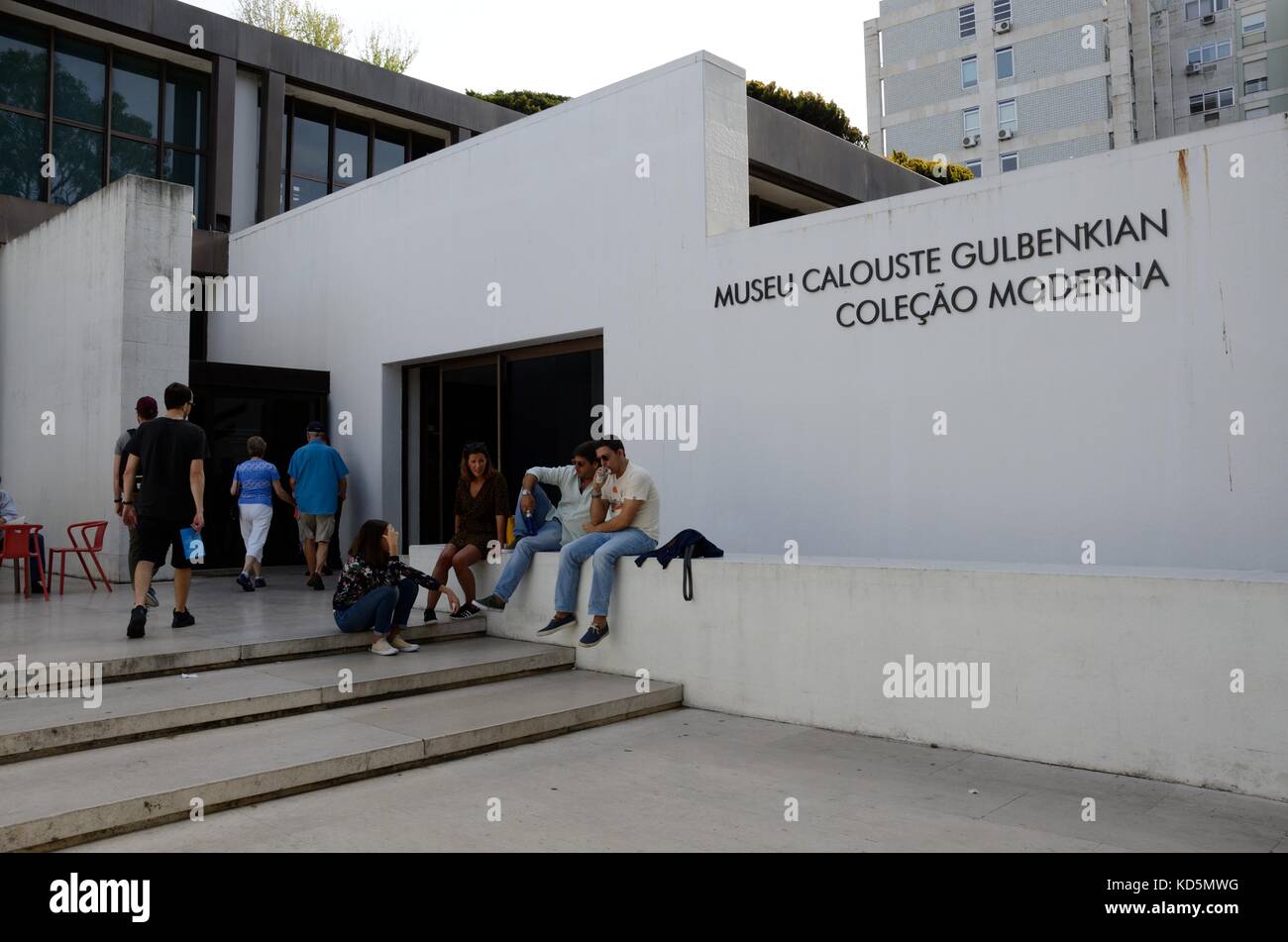 Les personnes bénéficiant du soleil dans le jardin de Lisbonne Musée Calouste Gulbenkian Banque D'Images