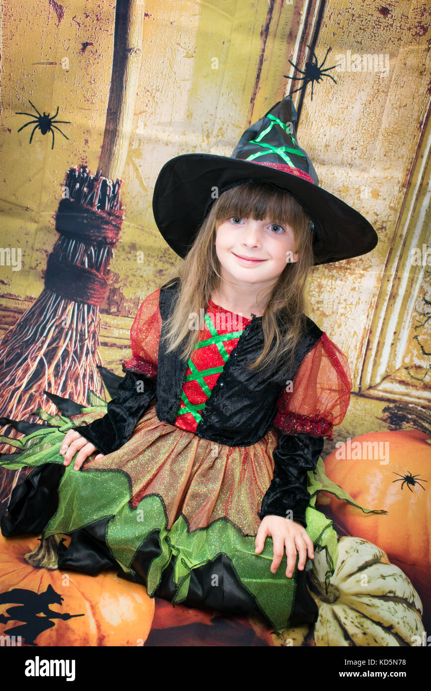 Little girl wearing costume halloween. Elle a cinq ans et très heureux. les images prises sur un fond d'halloween. Banque D'Images