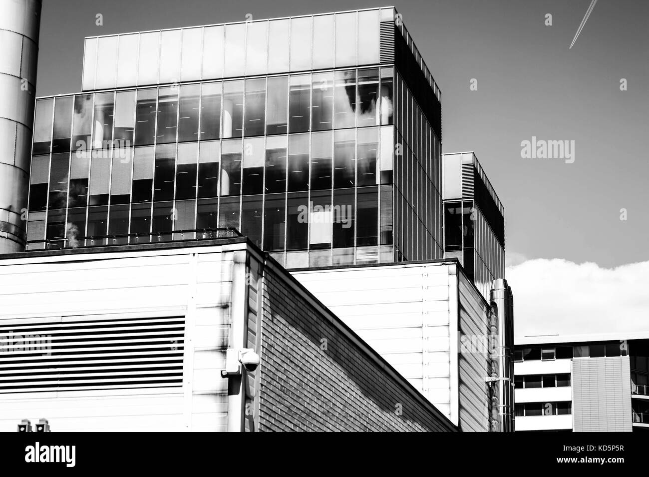 L'image monochrome noir et blanc des bâtiments dans l'ouest de Londres Paddington montrant un mélange d'ancien et de nouveau et de l'investissement dans le marché de l'immobilier Banque D'Images