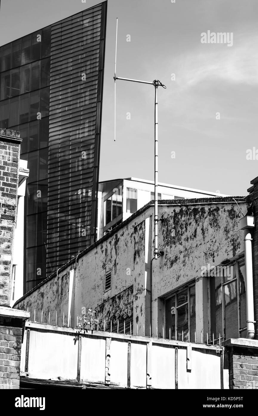 L'image monochrome noir et blanc des bâtiments dans l'ouest de Londres Paddington montrant un mélange d'ancien et de nouveau et de l'investissement dans le marché de l'immobilier Banque D'Images