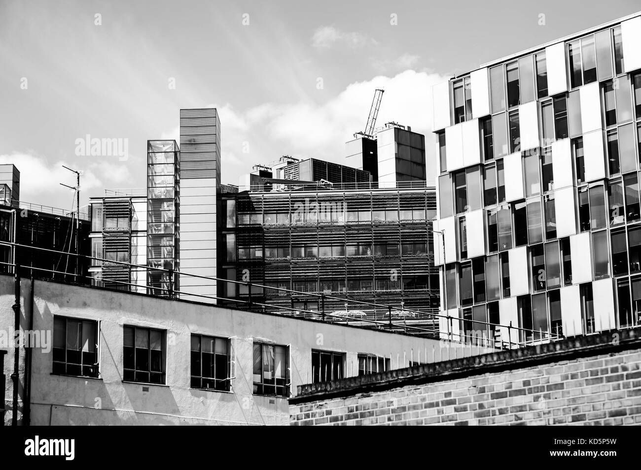 L'image monochrome noir et blanc des bâtiments dans l'ouest de Londres Paddington montrant un mélange d'ancien et de nouveau et de l'investissement dans le marché de l'immobilier Banque D'Images