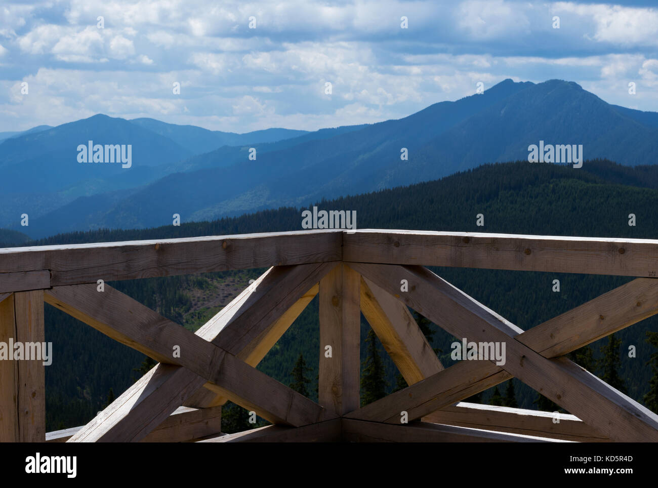 Paysage de montagne vue du balcon en bois dans le nord de la Roumanie, les Carpates, l'Europe de l'Est Banque D'Images