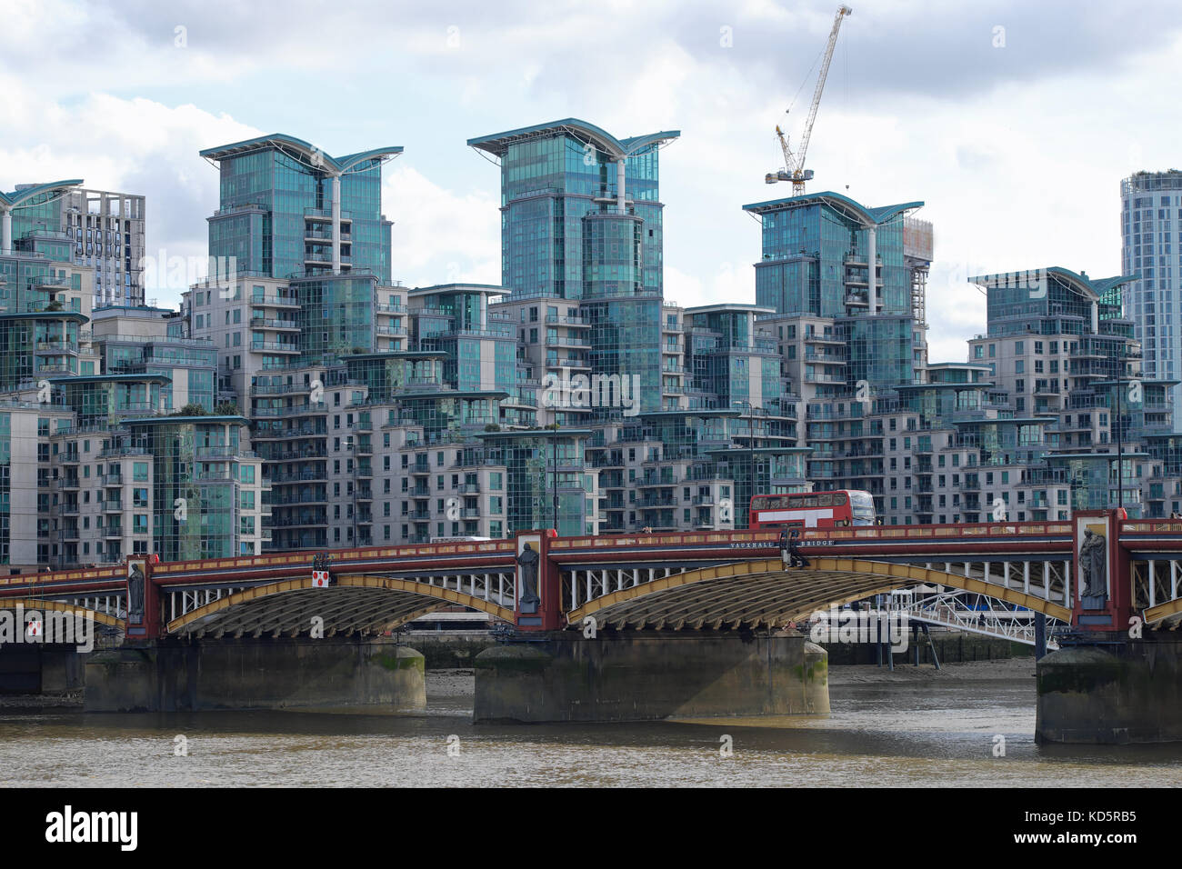 Blocs d'habitation moderne sur les rives de la Tamise au St George Wharf dans le centre de Londres Banque D'Images