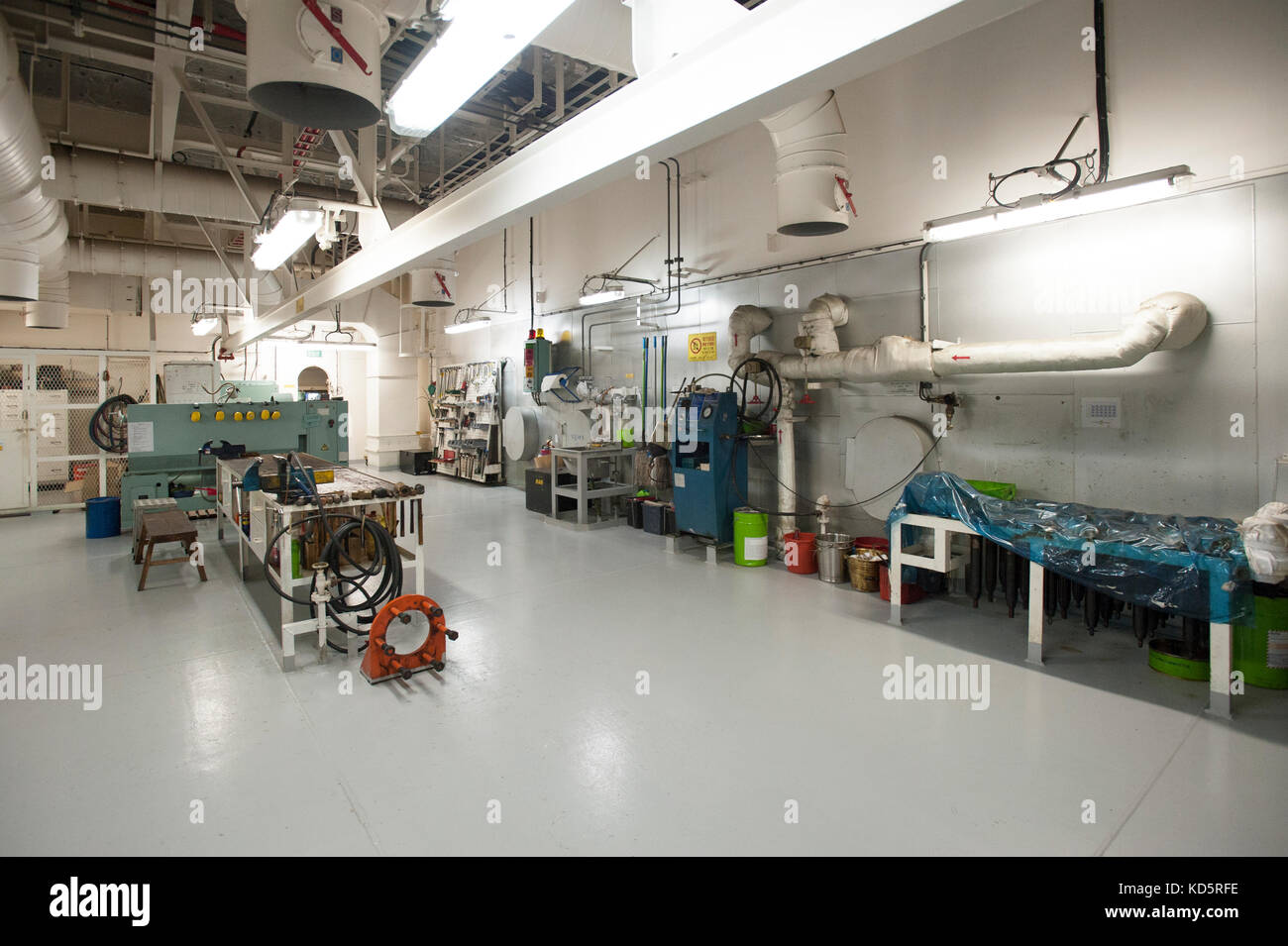 Atelier de mécanique à bord du CSCL Venus, un navire porte-conteneurs modernes Banque D'Images