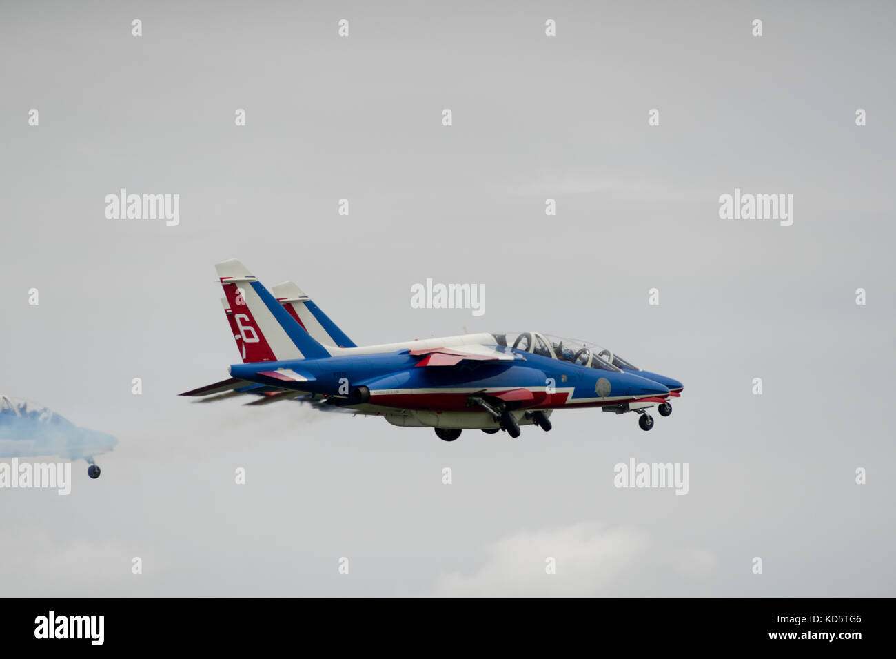 Les membres de l'équipe française de acrobatie Patrouille de France décollent pour un spectacle aérien. Banque D'Images