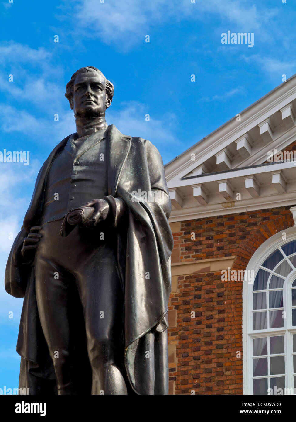 Statue de Victorian Premier ministre Sir Robert Peel MP en face de l'Hôtel de ville de Tamworth Staffordshire England UK Banque D'Images