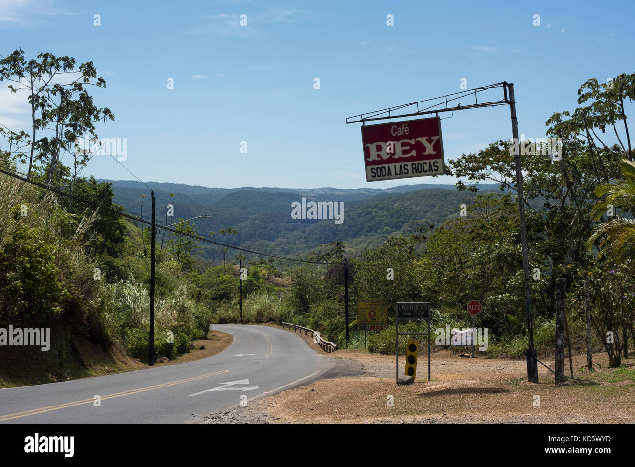 Café Rey, un pit stop sur la route de San Jose à La Fortuna, Costa Rica, sur un coude de la route. Banque D'Images