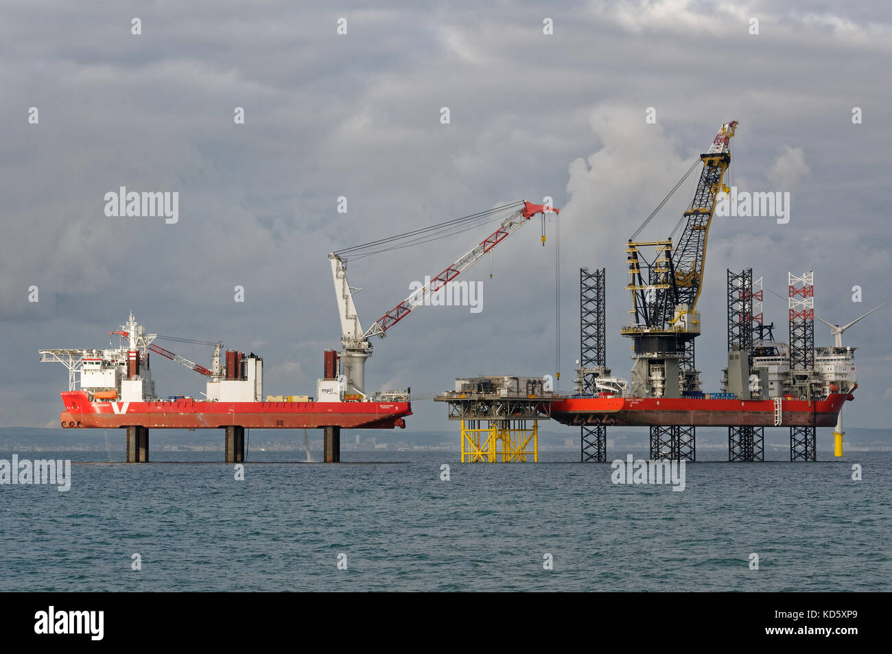 Le mpi Discovery et le Pacifique osprey au parc éolien offshore de rampion, près de Brighton, Angleterre. Banque D'Images