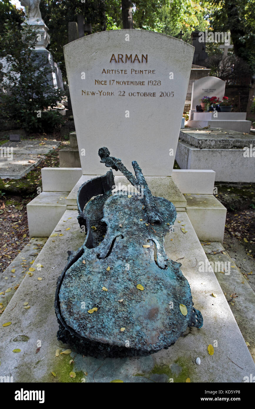 Tombe de la peintre et sculpteur américain né Armand Pierre Arman (1928-2005) dans le cimetière du Père Lachaise, Paris, France. Banque D'Images