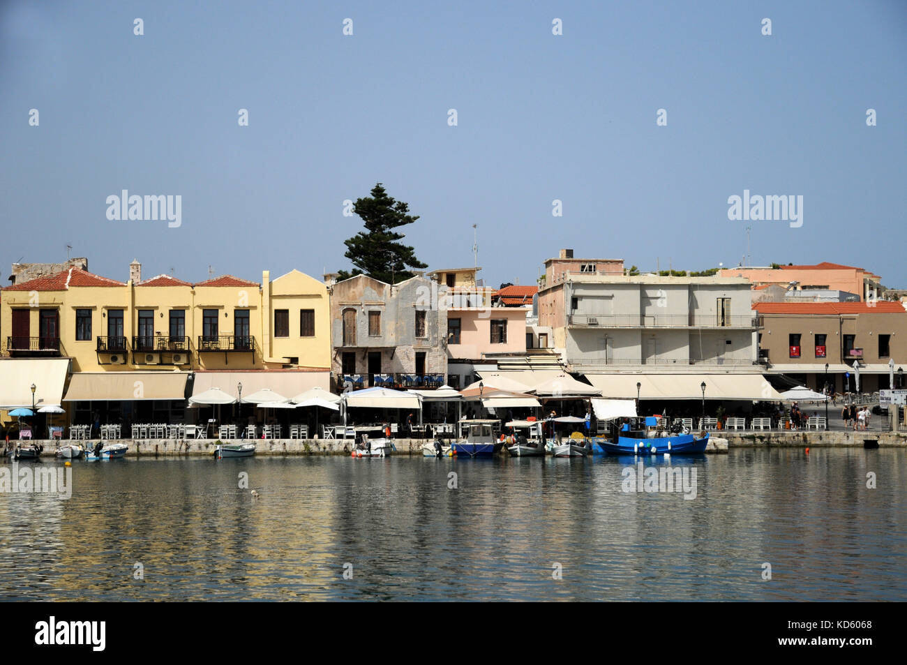 Le port intérieur à Réthymnon sur l'île grecque de Crète. La plupart des bâtiments donnant sur le port sont restaurants pour touristes. Banque D'Images