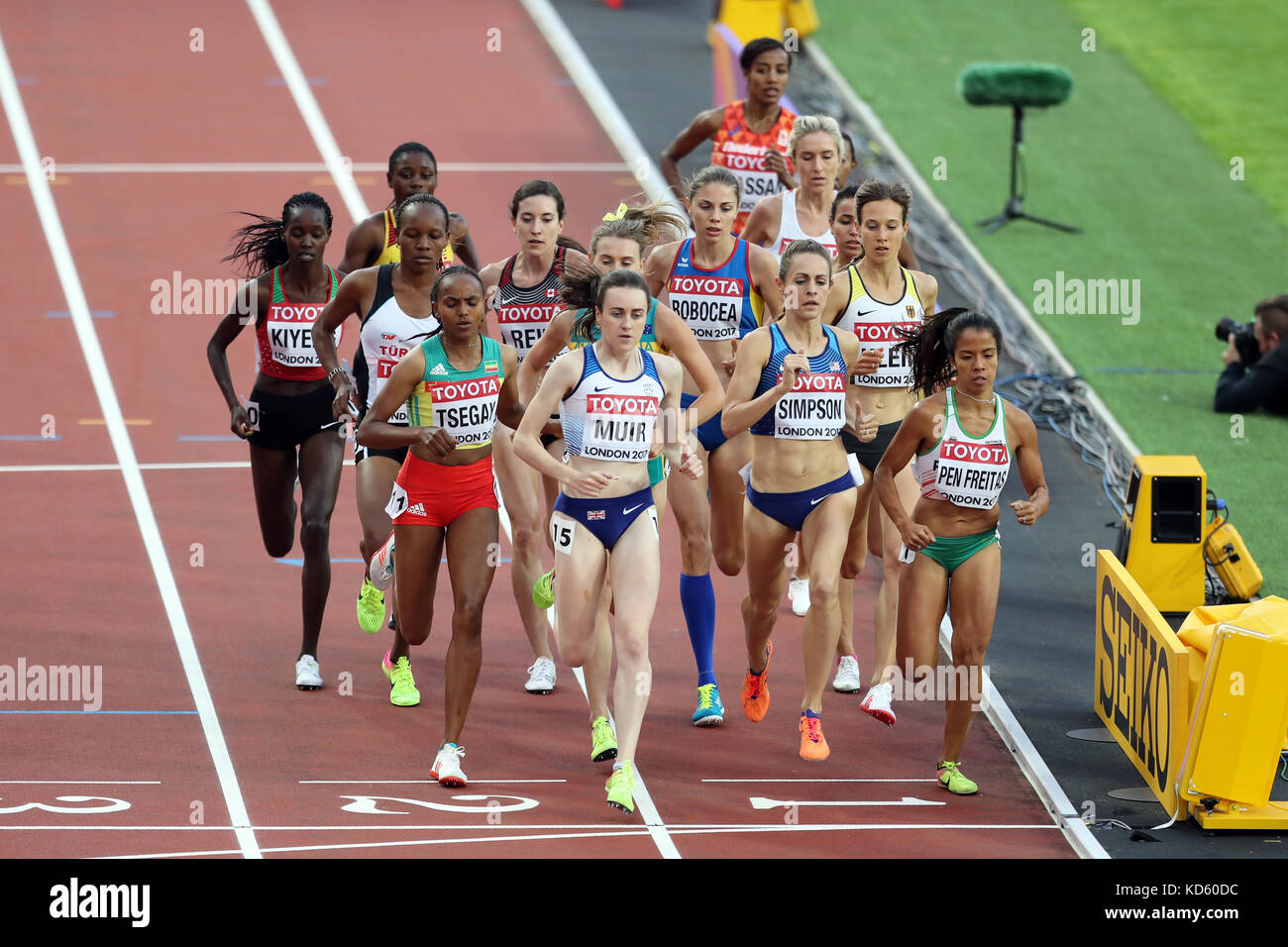 Marta PEN FREITAS (Portugal), Meryem AKDAG (Turquie), Jennifer SIMPSON (États-Unis d'Amérique), Hanna Klein (Allemagne), Claudia BOBOCEA (Roumanie), Judith Jemutai KIYENG (Kenya), Gudaf TSEGAY (Ethiopie), Laura MUIR (Grande-Bretagne) qui se font concurrence sur le 1500m 2 à la chaleur, aux Championnats du monde IAAF 2017, Queen Elizabeth Olympic Park, Stratford, London, UK. Banque D'Images