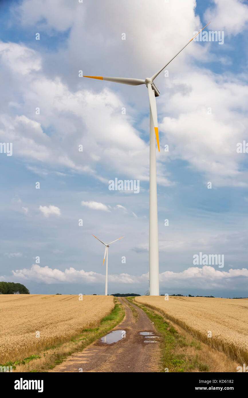 Sites touristiques de Pologne. parc éolien sur station balnéaire polonaise. Banque D'Images