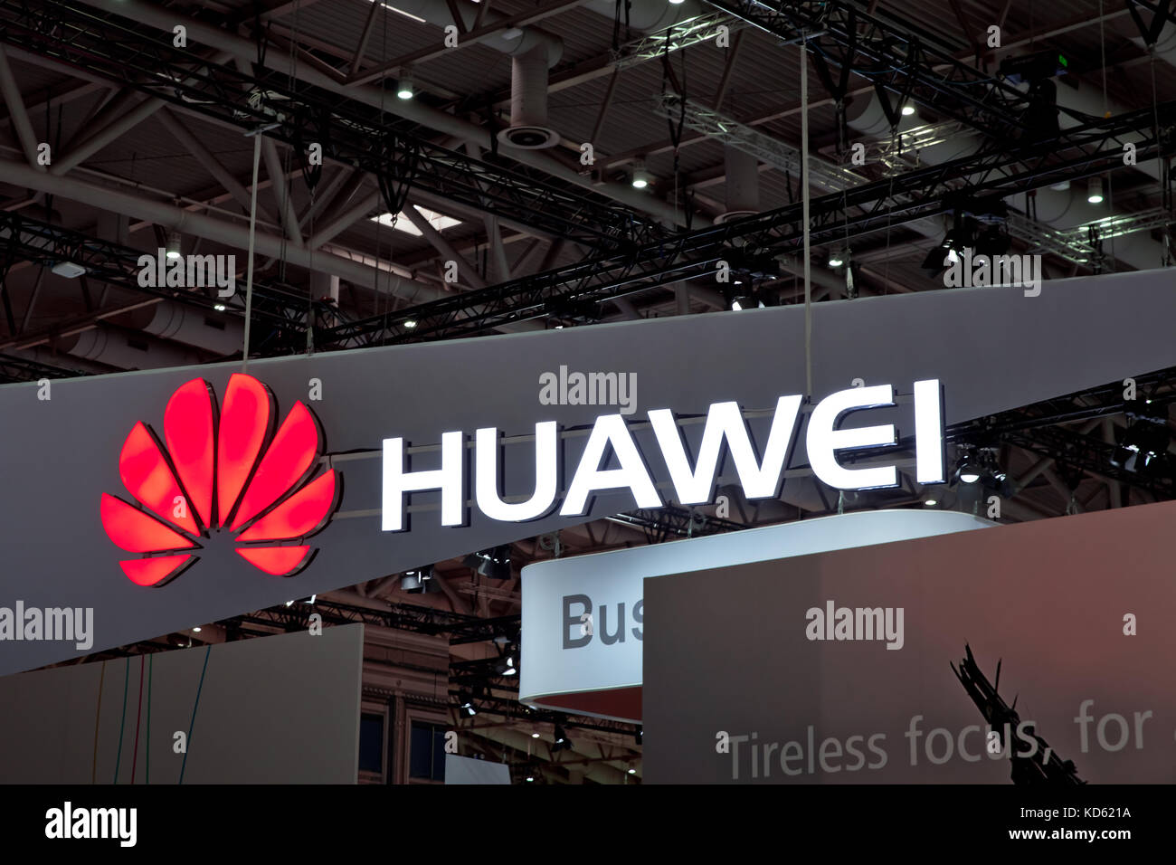 Logo de la société huawei sur le mur. Huawei Technologies Co. est une multinationale chinoise la mise en réseau et l'équipement de télécommunications et de services Banque D'Images