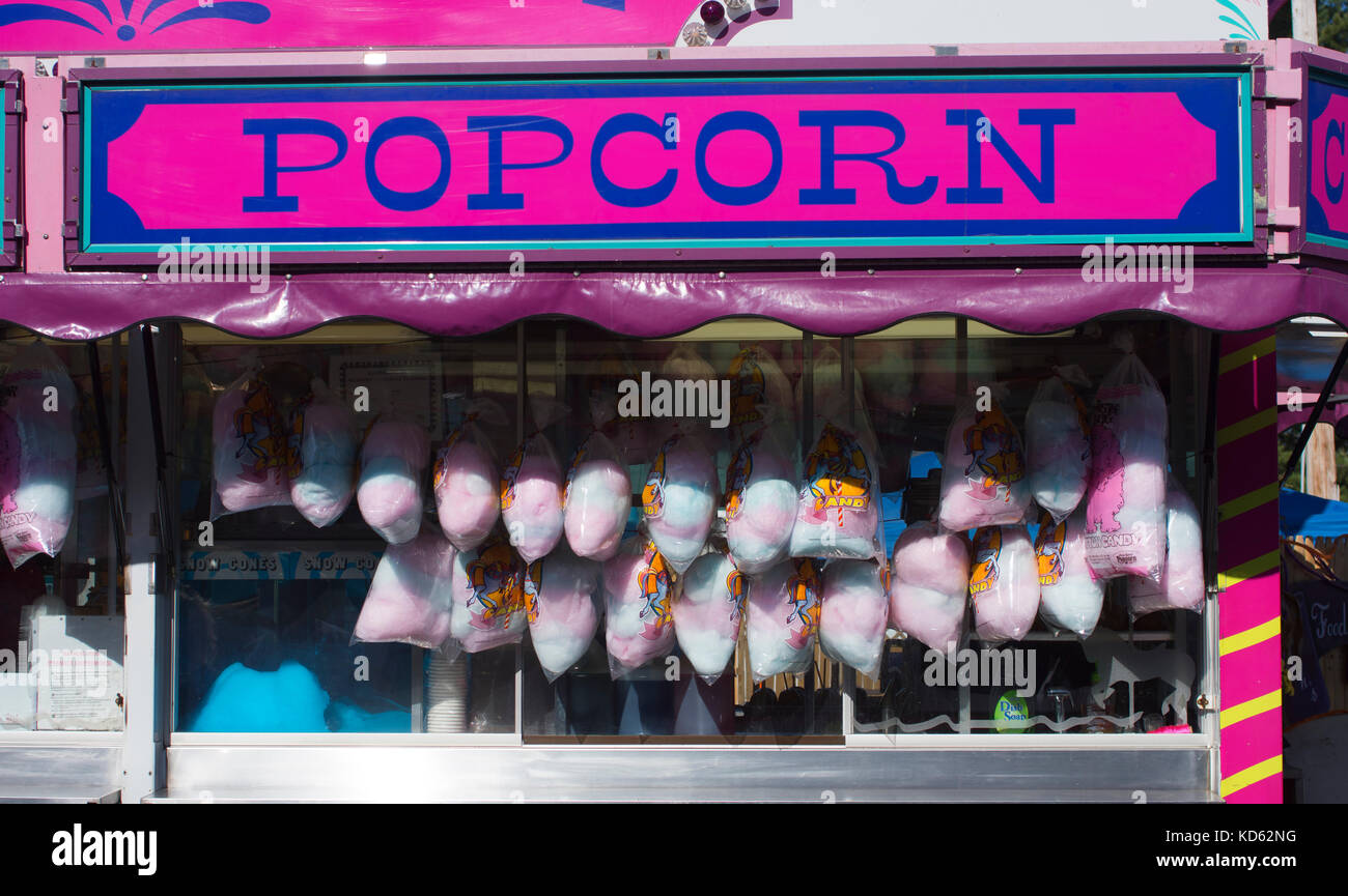 Barbe à coton et pop-corn en vente à la foire de Fryeburg, Fryeburg, Maine Banque D'Images
