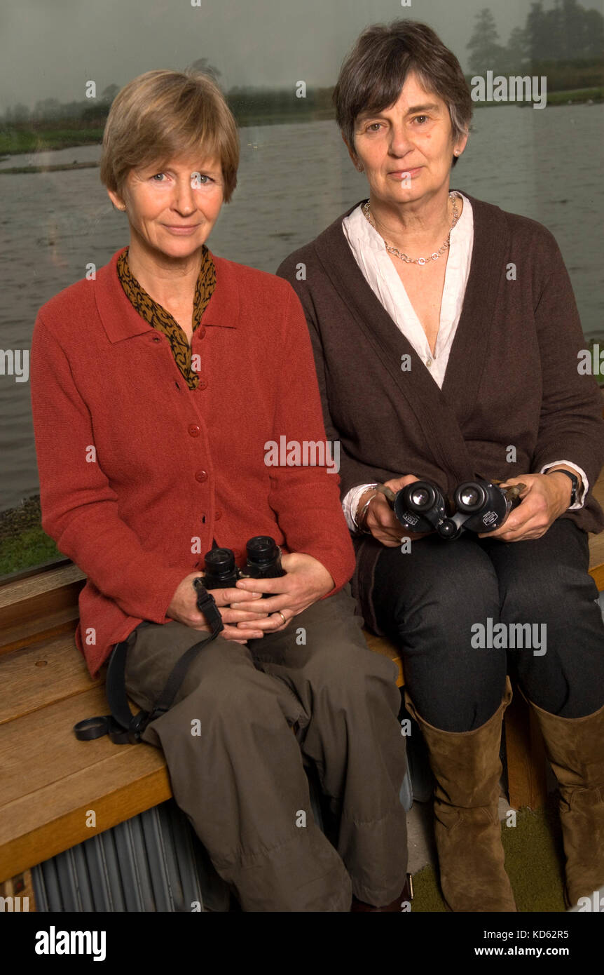 Sir Peter Scott's Daughters, dafila scott (cardigan rouge) et Nicola starks dans la maison du père à la Wildfowl & Wetlands Trust, Slimbridge Banque D'Images