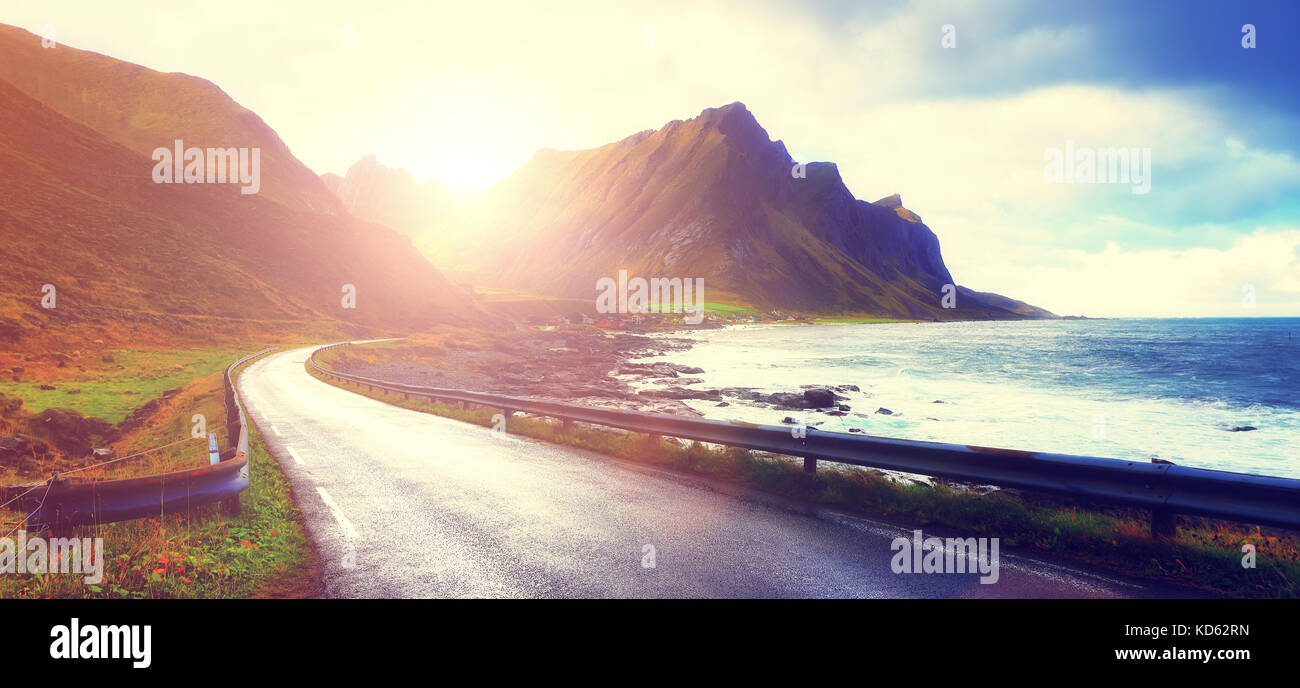Lever du soleil sur la route vide. route étroite sur les îles Lofoten. Banque D'Images