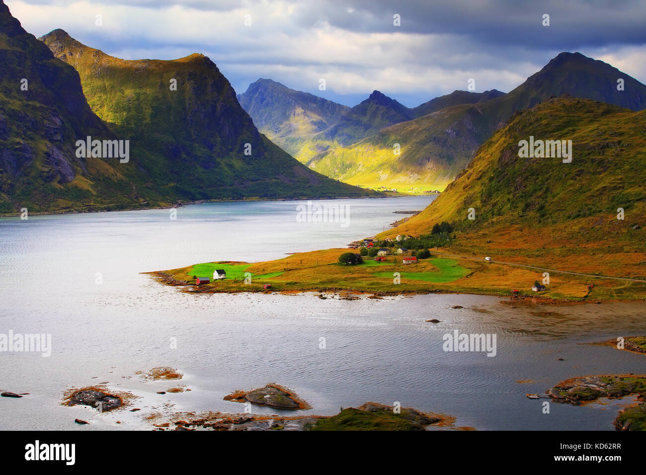 Lofoten ensoleillée journée. beau fjord en journée d'automne. Les roches colorées et l'eau bleue de la Norvège. Banque D'Images