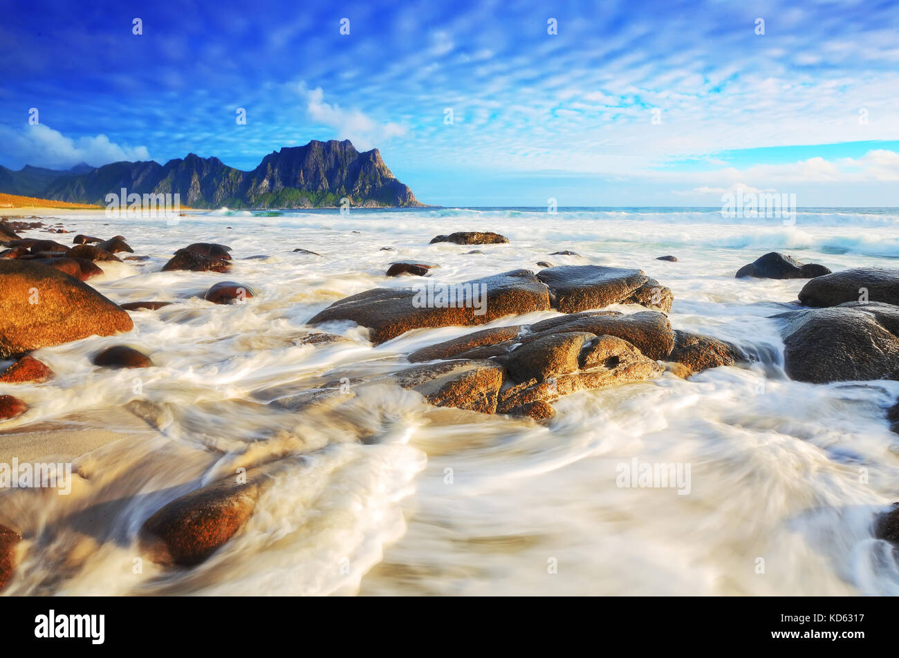 Sunny seascape. raz de marée au coucher du soleil de l'été norvégien vives. la nature. Banque D'Images