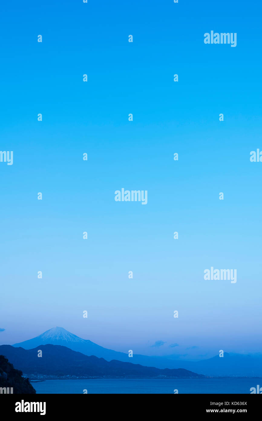 Vue de nuit sur le Mont Fuji de Satta ridge au coucher du soleil, Shizuoka Prefecture, Japan Banque D'Images