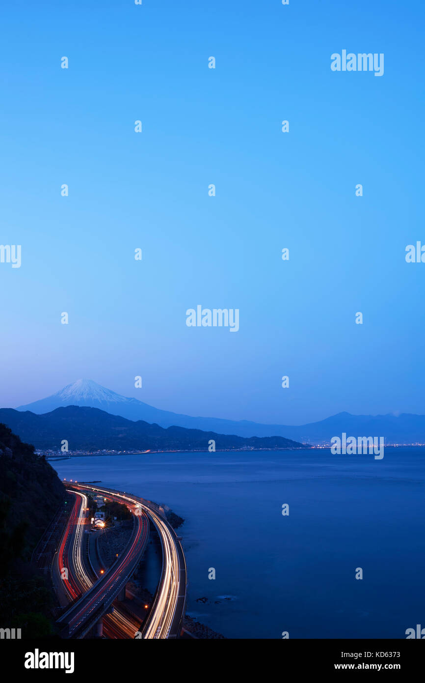 Vue de nuit sur le Mont Fuji et la route de Satta ridge au coucher du soleil, Shizuoka Prefecture, Japan Banque D'Images