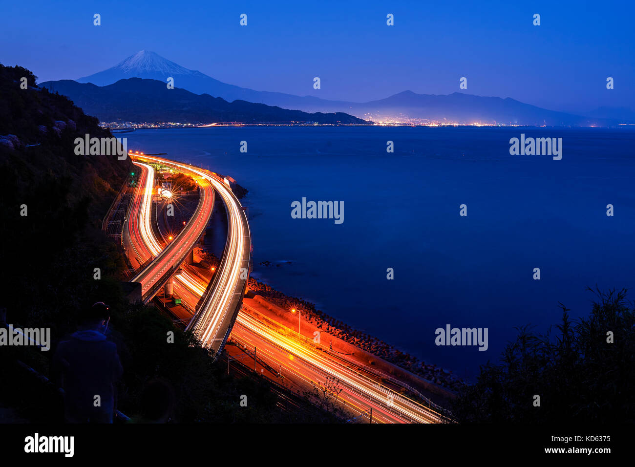 Vue de nuit sur le Mont Fuji et la route de Satta ridge au coucher du soleil, Shizuoka Prefecture, Japan Banque D'Images