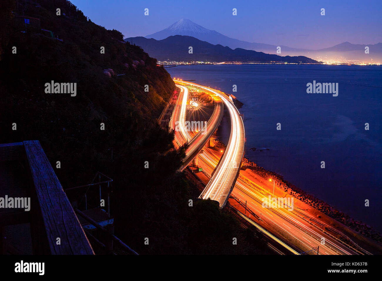 Vue de nuit sur le Mont Fuji et la route de Satta ridge au coucher du soleil, Shizuoka Prefecture, Japan Banque D'Images