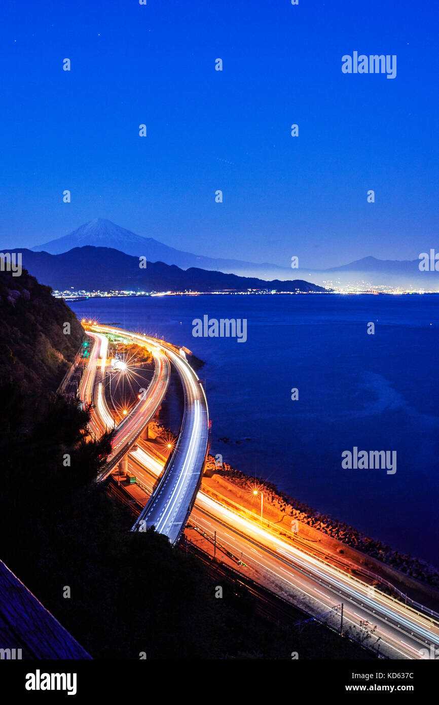 Vue de nuit sur le Mont Fuji et la route de Satta ridge au coucher du soleil, Shizuoka Prefecture, Japan Banque D'Images