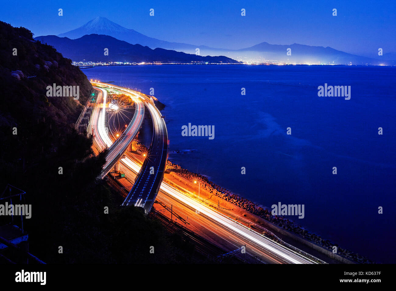 Vue de nuit sur le Mont Fuji et la route de Satta ridge au coucher du soleil, Shizuoka Prefecture, Japan Banque D'Images