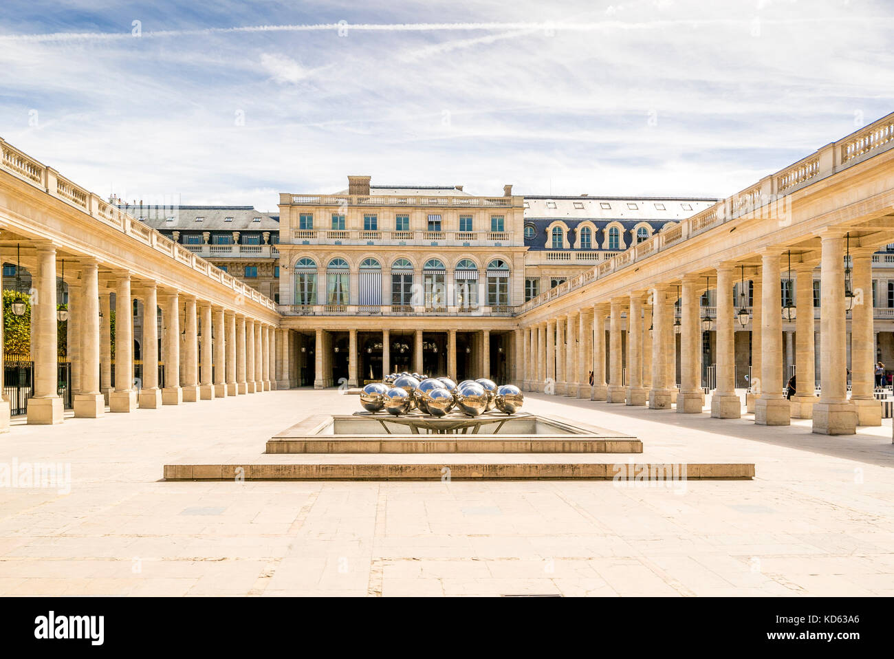 La cour Cour d'honneur du Palais Royal contient deux fontaines à ...