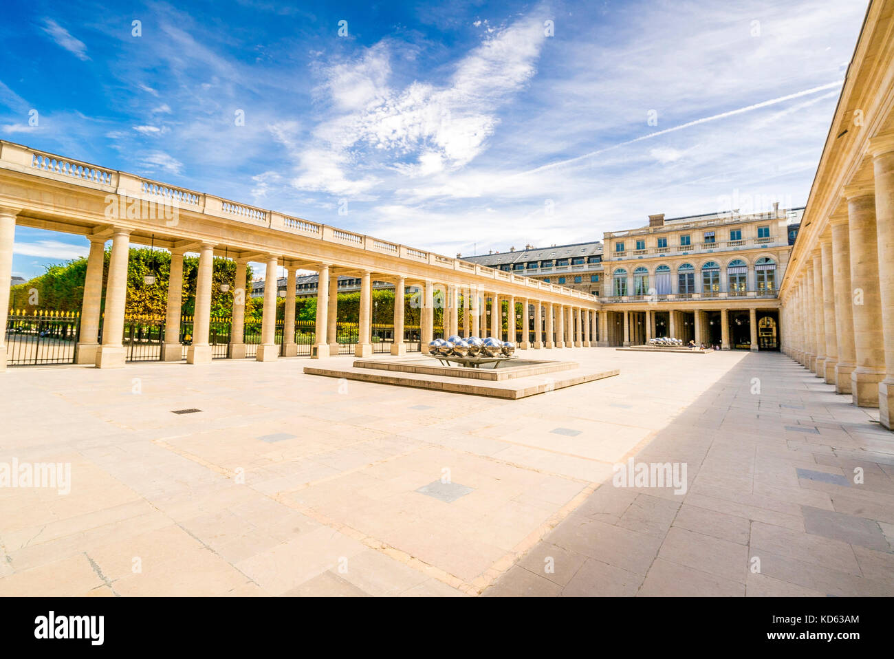 La cour Cour d'honneur du Palais Royal contient deux fontaines à boule argentée du sculpteur belge Pol Bury. Paris, France Banque D'Images