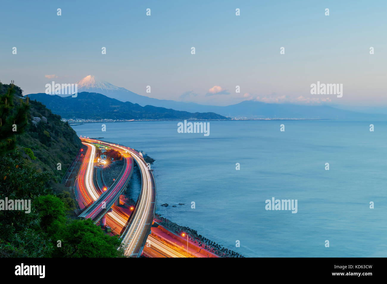 Vue de nuit sur le Mont Fuji et la route de Satta ridge au coucher du soleil, Shizuoka Prefecture, Japan Banque D'Images