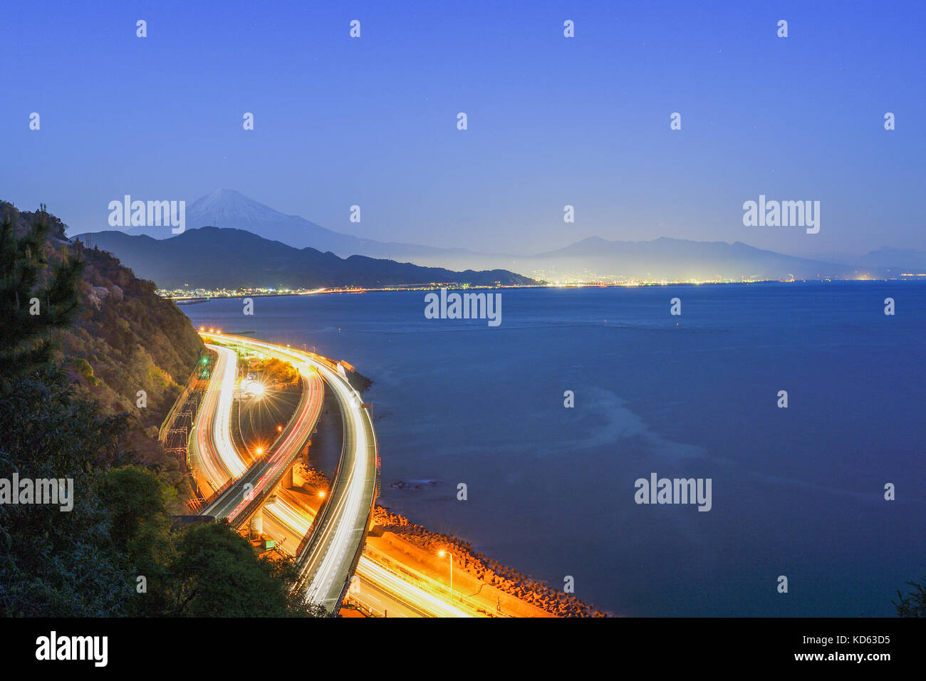 Vue de nuit sur le Mont Fuji et la route de Satta ridge au coucher du soleil, Shizuoka Prefecture, Japan Banque D'Images