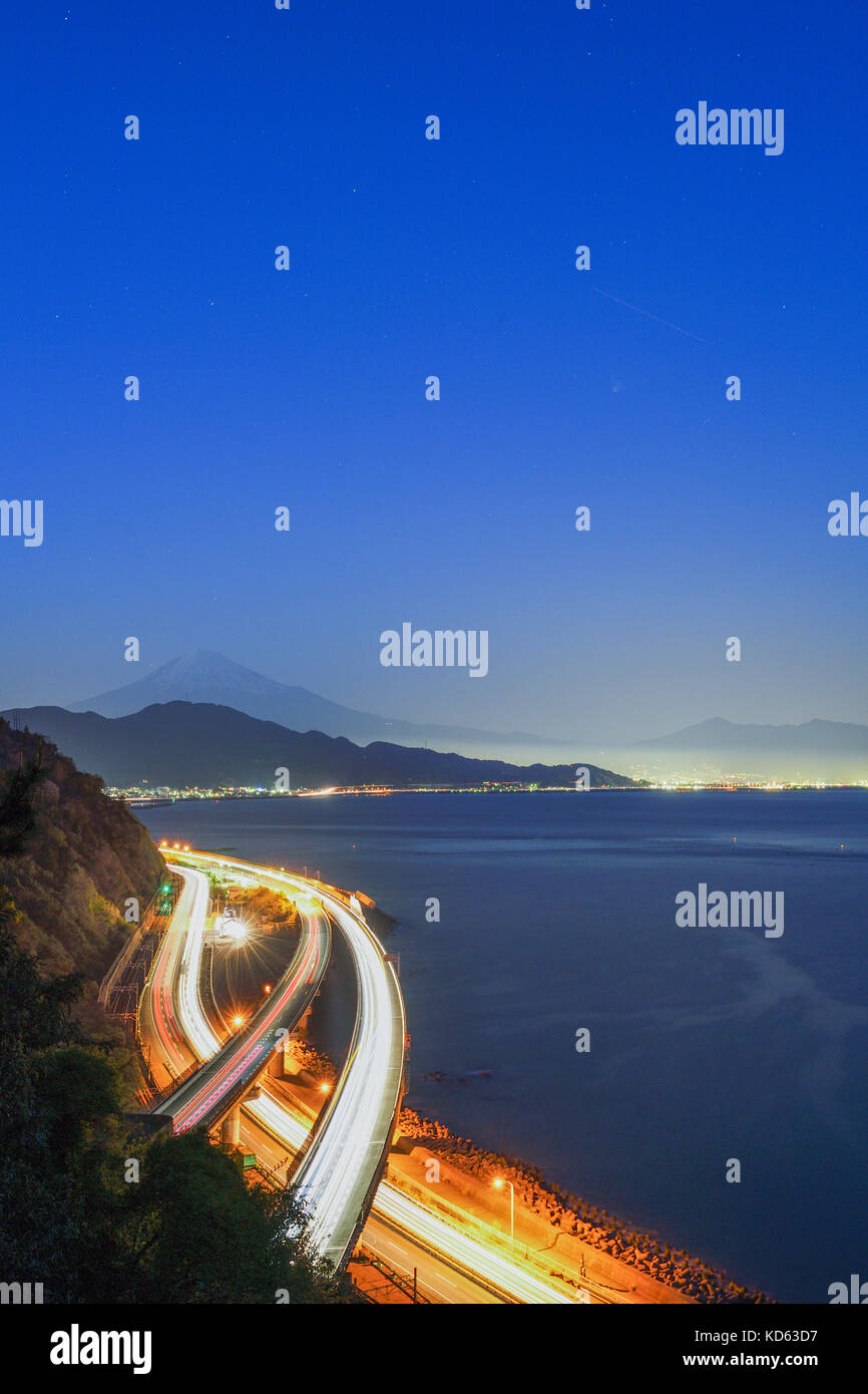 Vue de nuit sur le Mont Fuji et la route de Satta ridge au coucher du soleil, Shizuoka Prefecture, Japan Banque D'Images